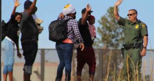 Caen más de 50% las detenciones de migrantes centroamericanos en México y EU