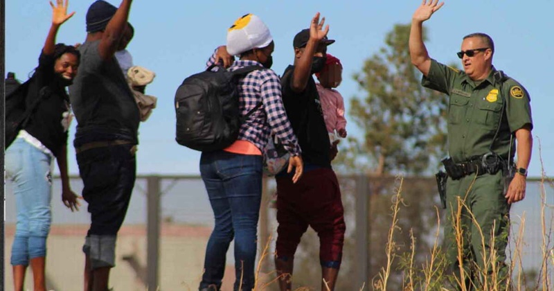 Caen más de 50% las detenciones de migrantes centroamericanos en México y EU