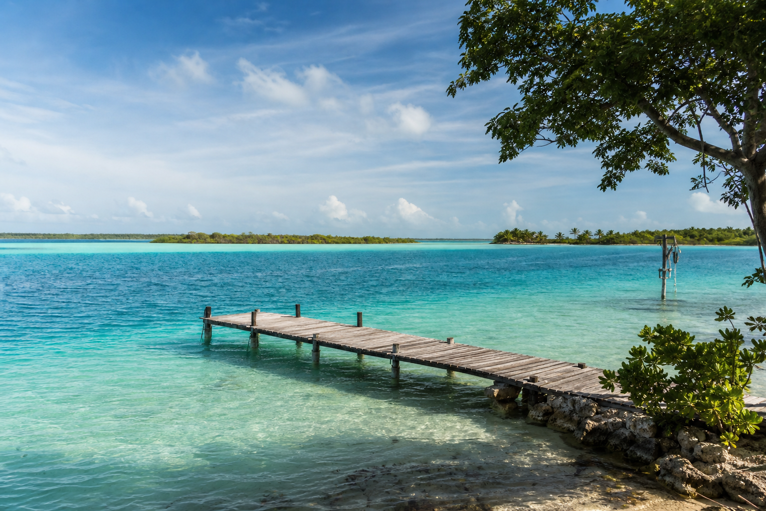 Laguna de Bacalar de tonos turquesa con vegetación caribeña