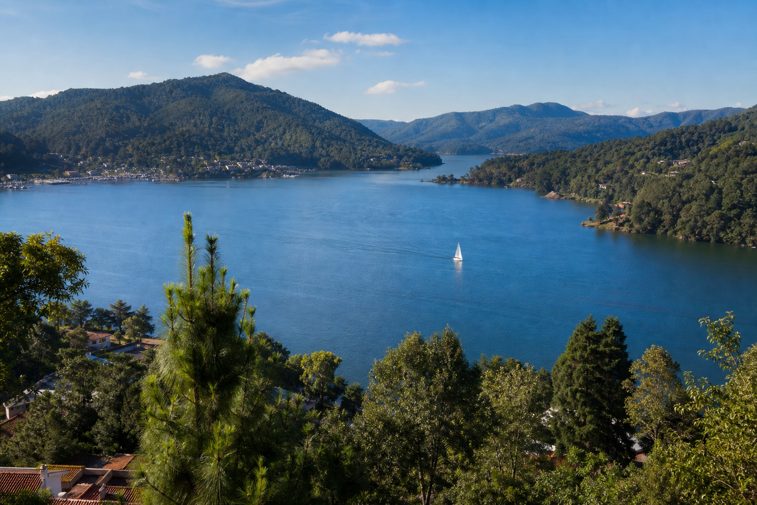 Lago y montaña de Valle de Bravo vistos desde un mirador