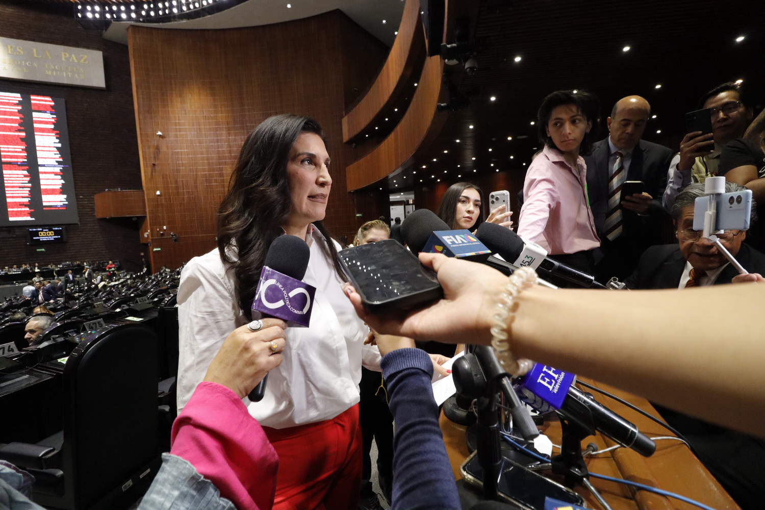 Kenia López Rabadán atiende a medios en el recinto de la Cámara de Diputados.