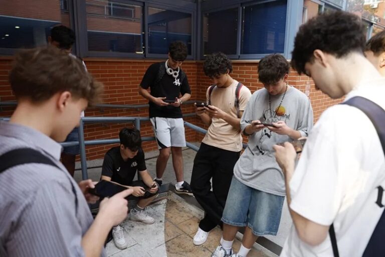 Oficializan restricción de celulares en escuelas de todo México