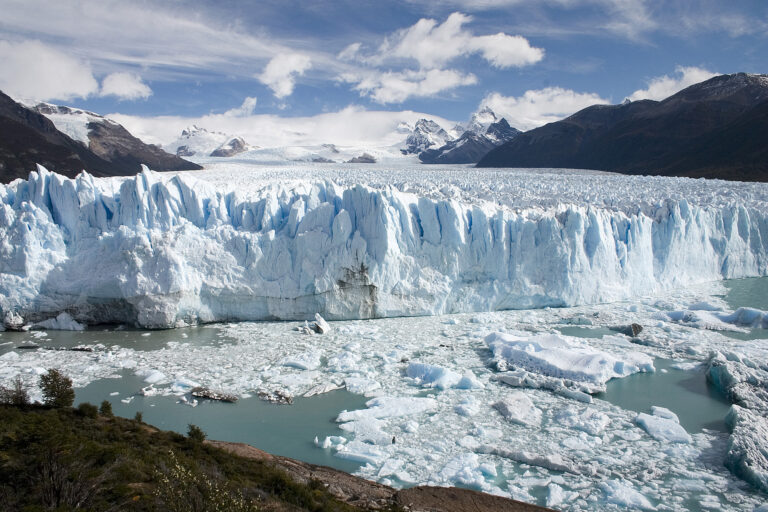 Glaciares en los Andes: el cambio climático aumenta el riesgo de aluviones y desbordamientos